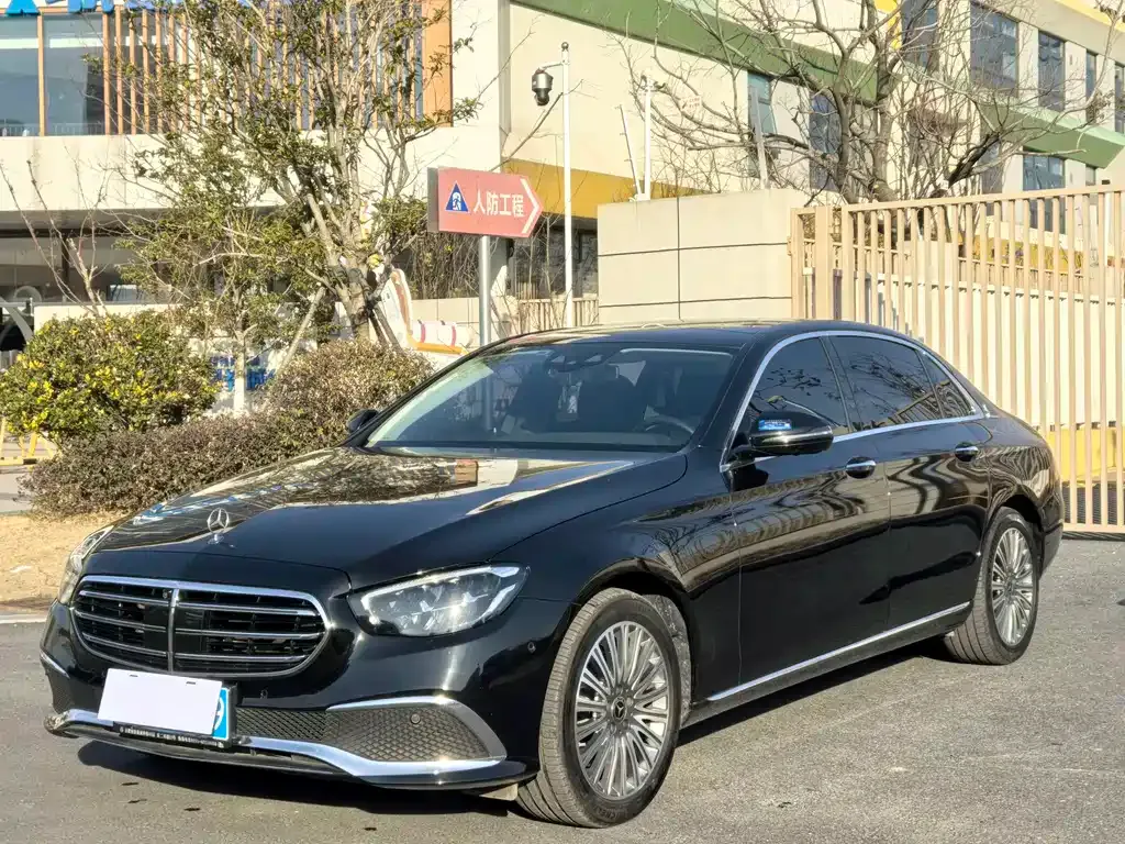 Mercedes-Benz E-Class — фото 1