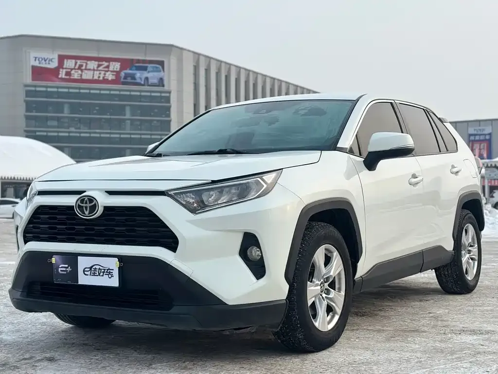 Toyota RAV4 — фото 1