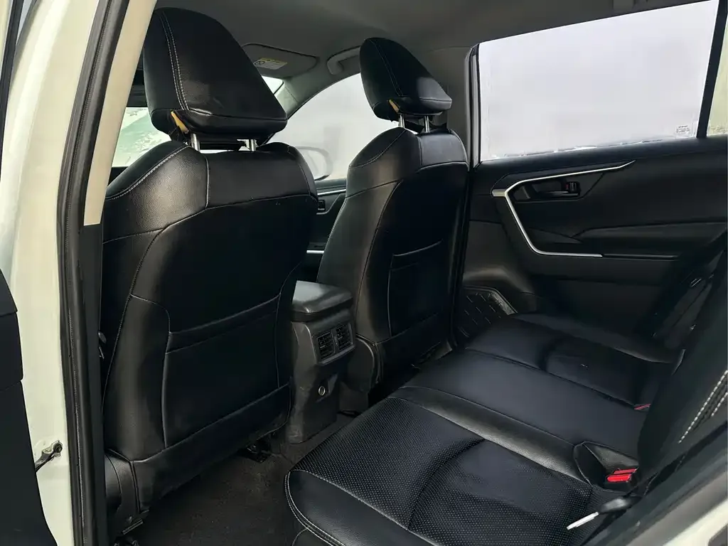 Toyota RAV4 — фото 8