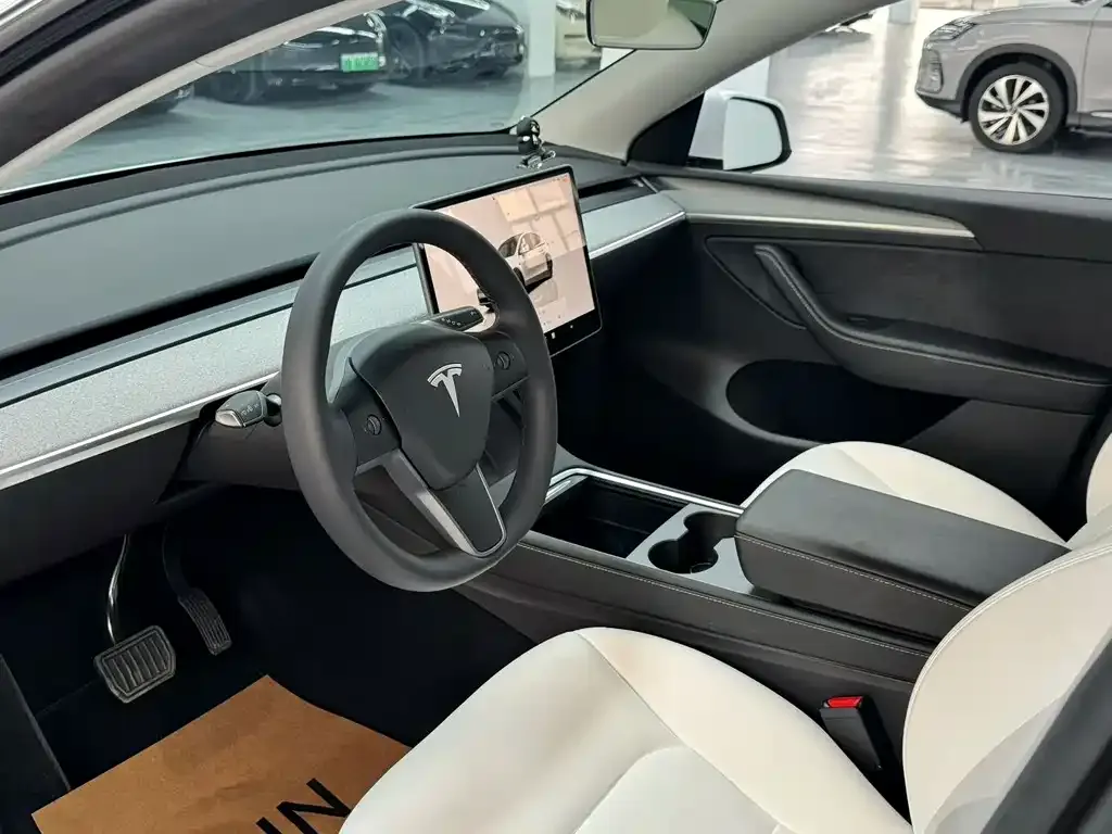 Tesla Model Y — фото 5
