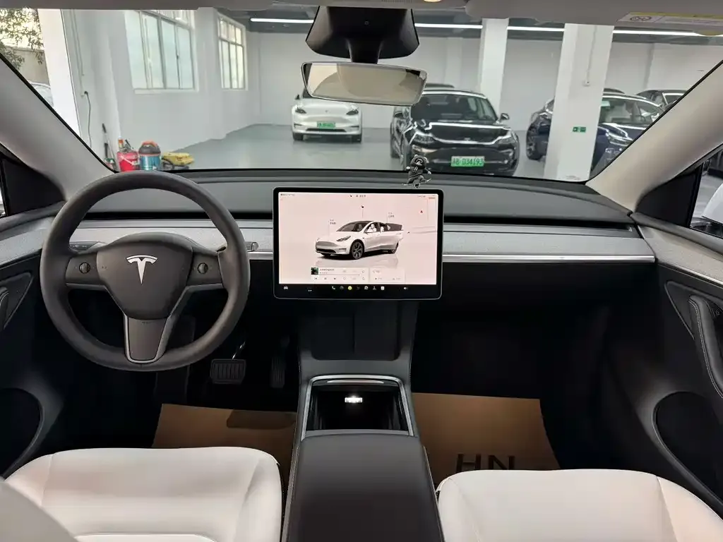 Tesla Model Y — фото 8