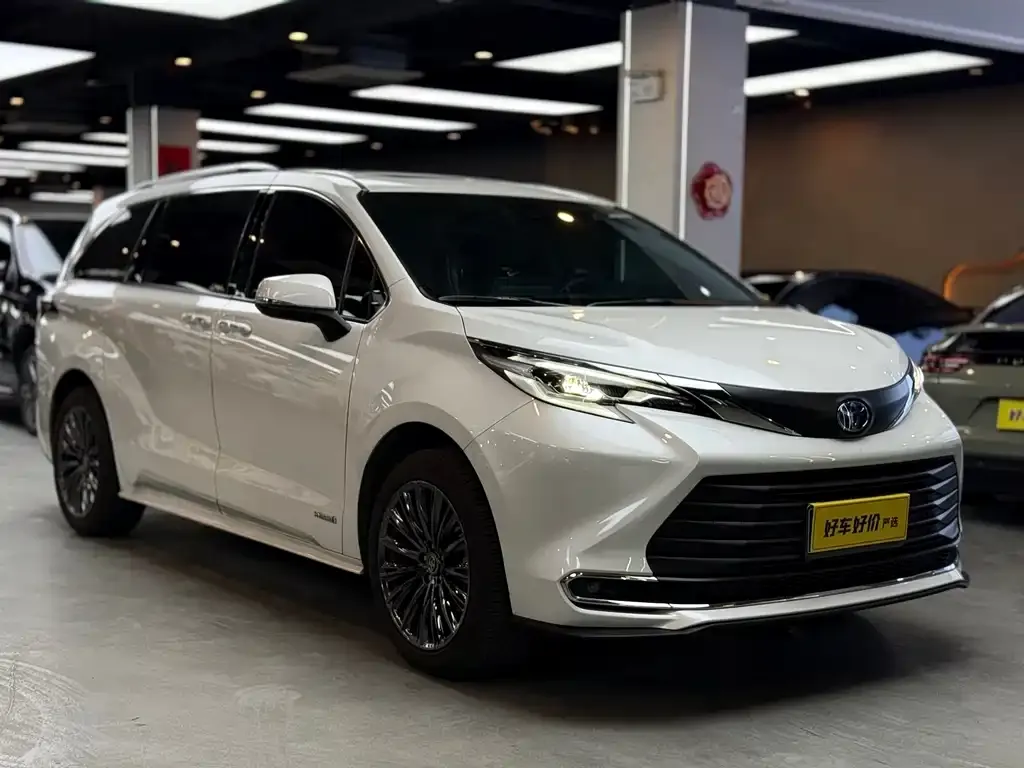 Toyota Sienna — фото 1