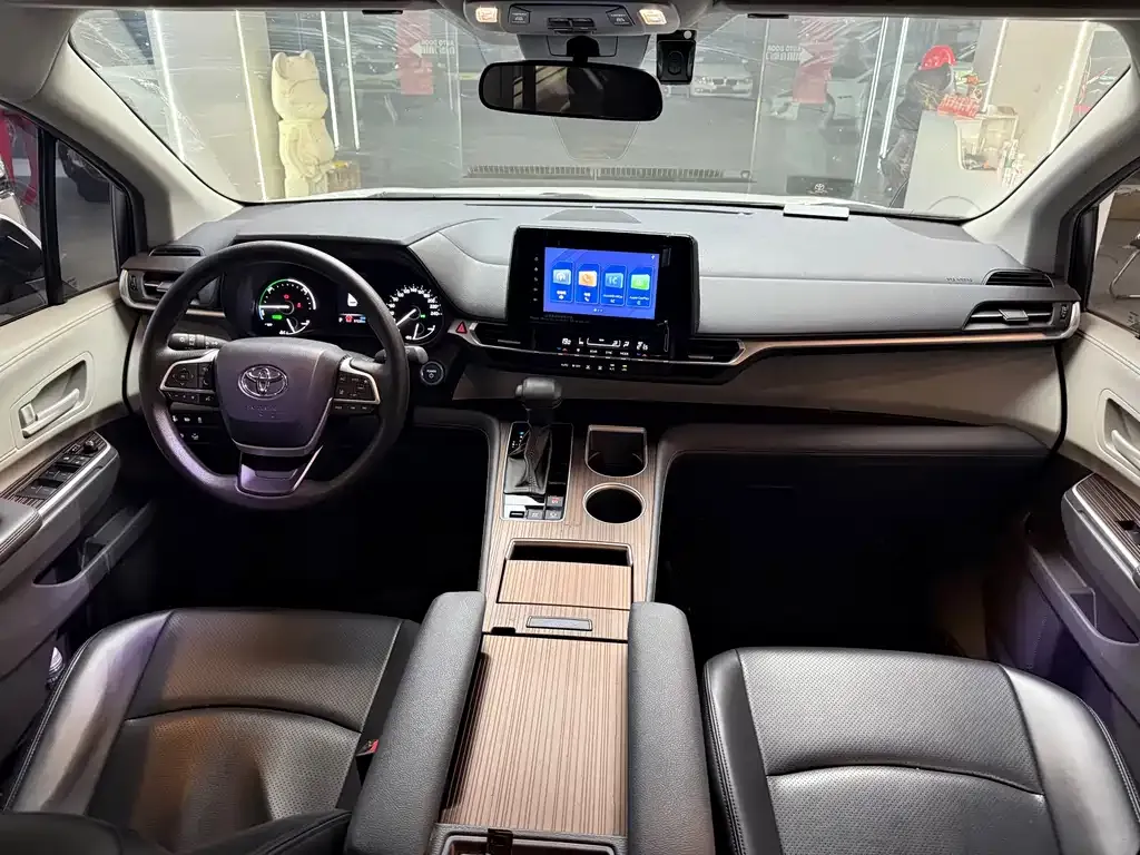 Toyota Sienna — фото 10