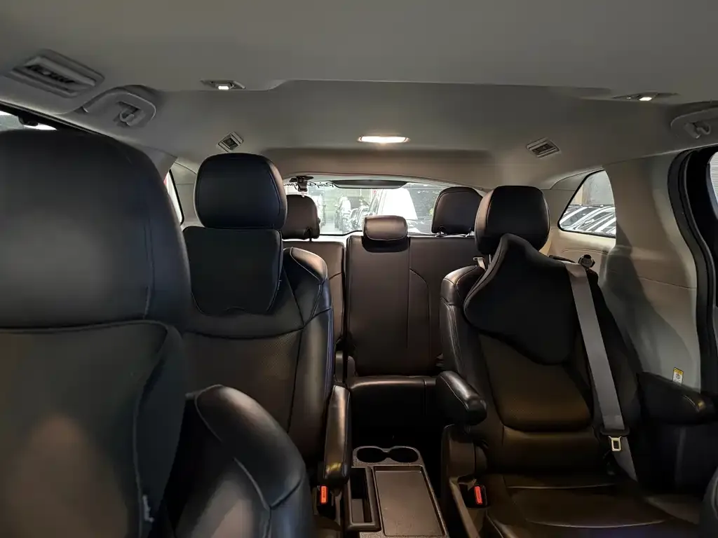 Toyota Sienna — фото 4