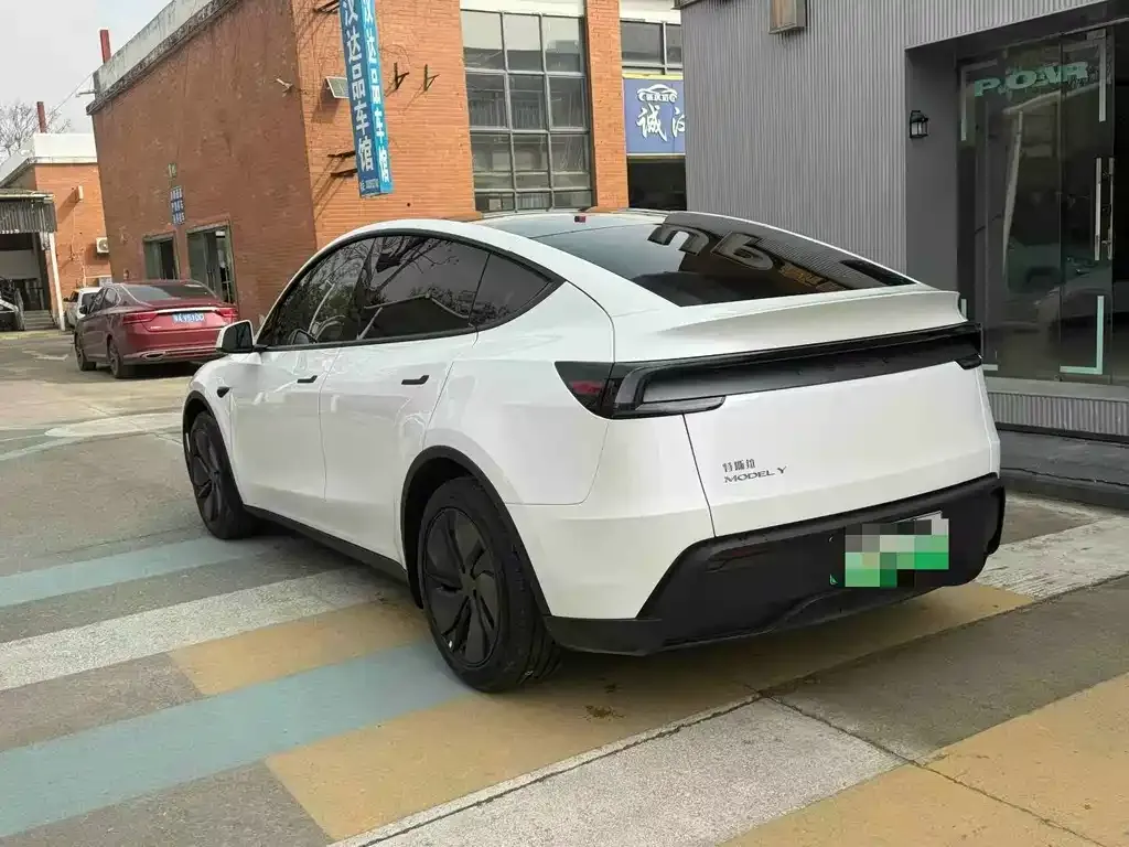 Tesla Model Y — фото 7