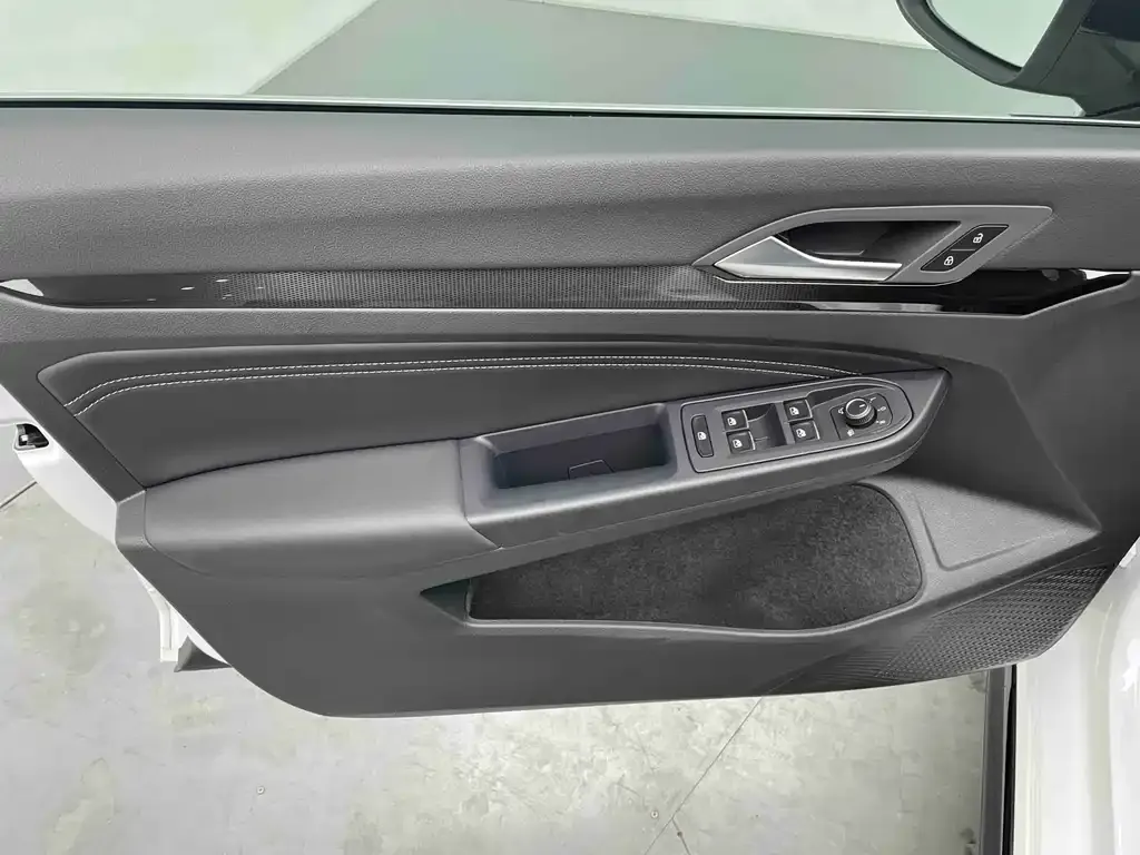 Volkswagen Golf 2023 из CN, фото 10