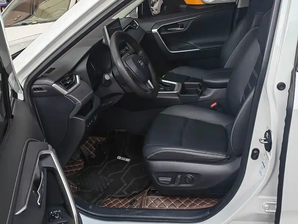 Toyota RAV4 2023 из CN, фото 5
