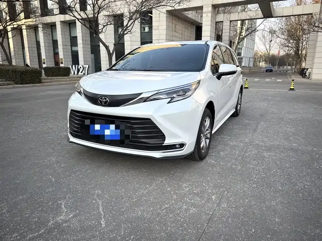 Toyota Sienna — фото 1