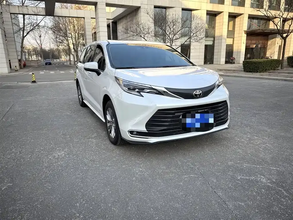 Toyota Sienna — фото 9