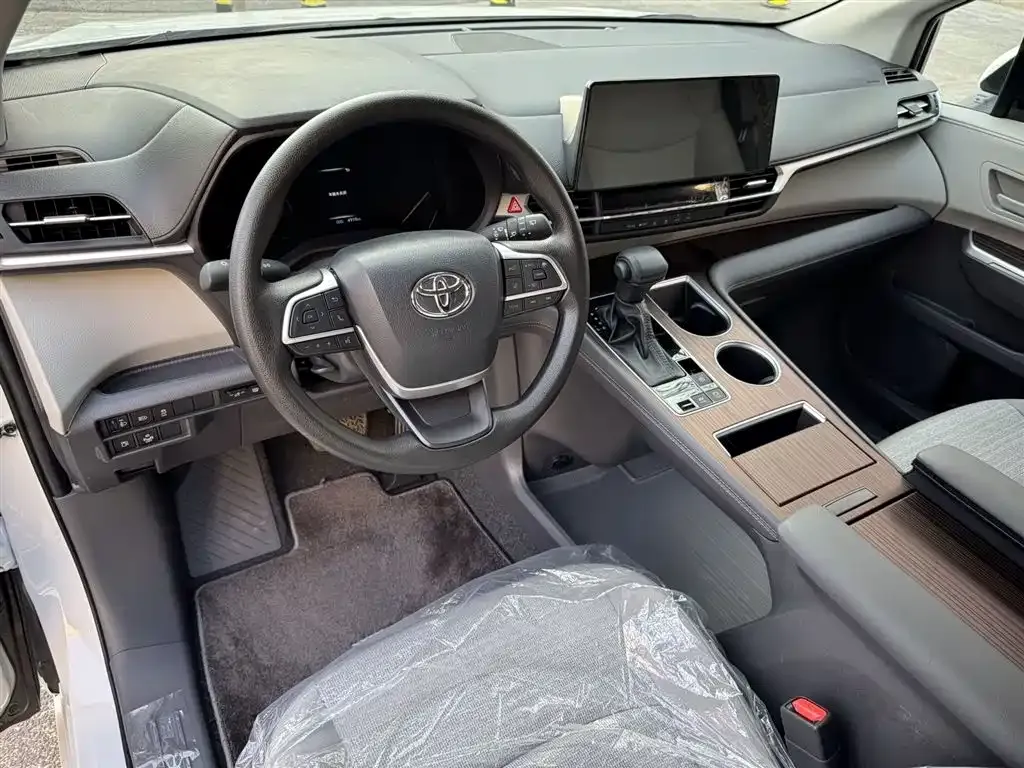 Toyota Sienna — фото 5