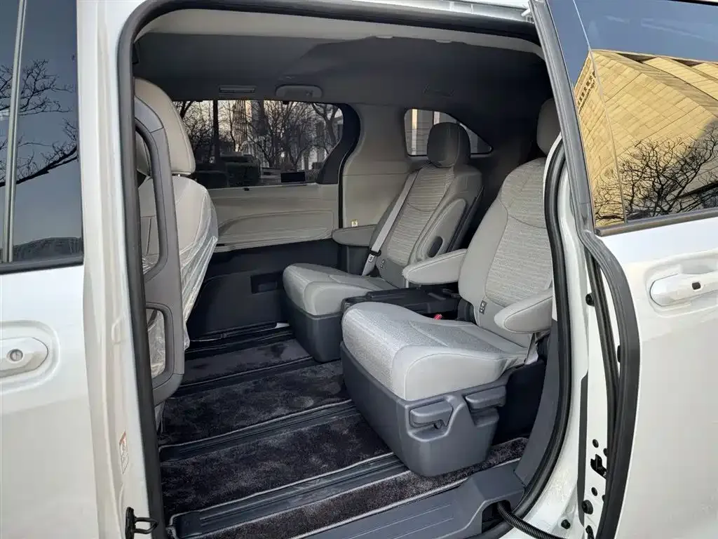 Toyota Sienna — фото 3