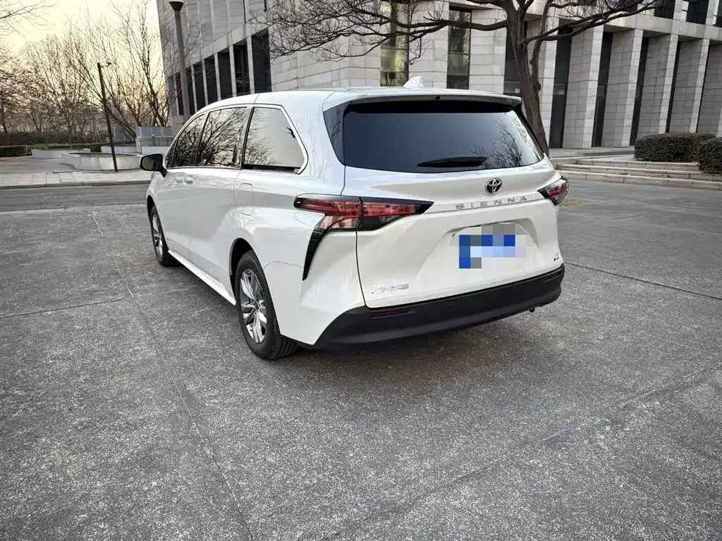 Toyota Sienna — фото 7