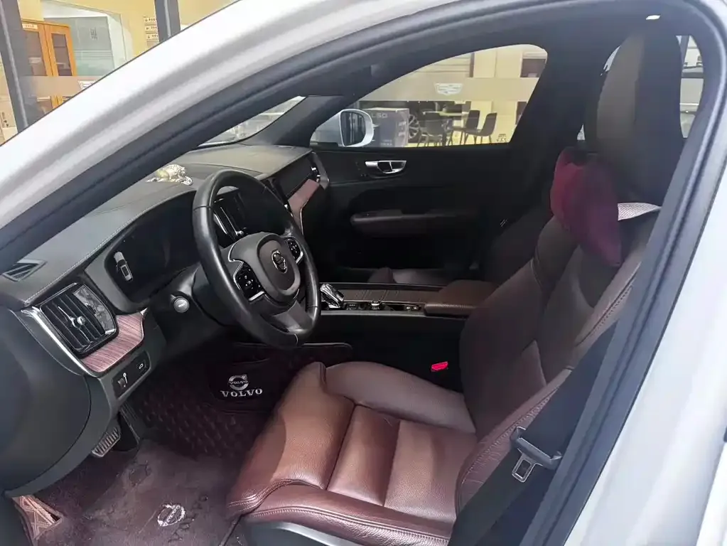 Volvo XC60 2022 из CN, фото 8