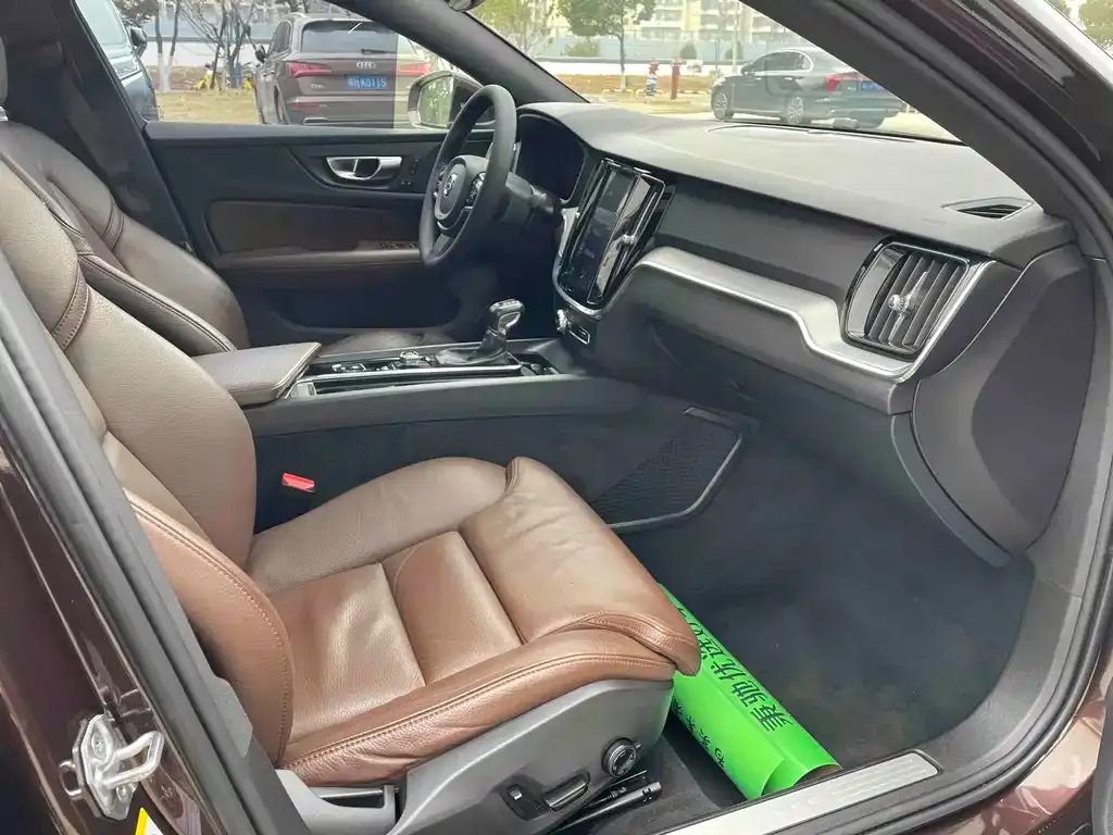 Volvo S60 2021 из CN, фото 2