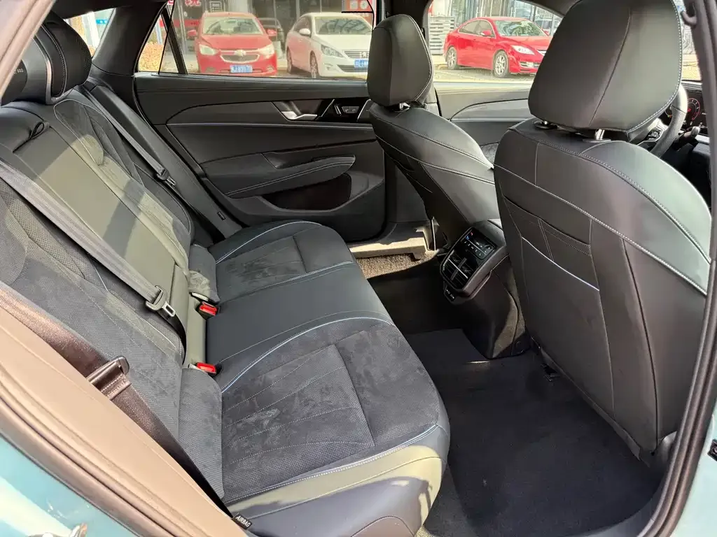 Volkswagen Passat 2024 из CN, фото 2
