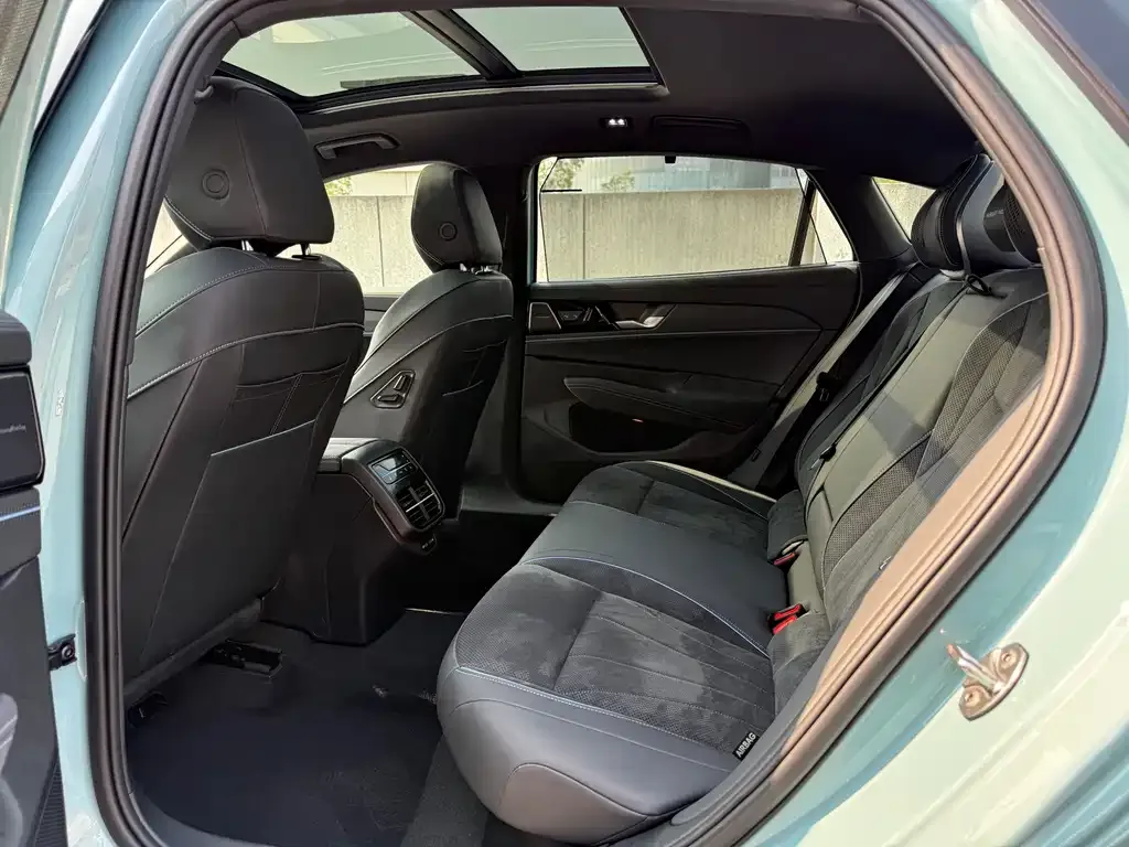 Volkswagen Passat 2024 из CN, фото 3
