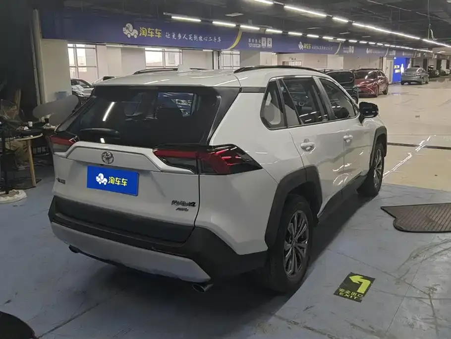 Toyota RAV4 2023 из CN, фото 2