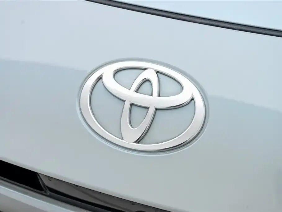 Toyota Camry — фото 10