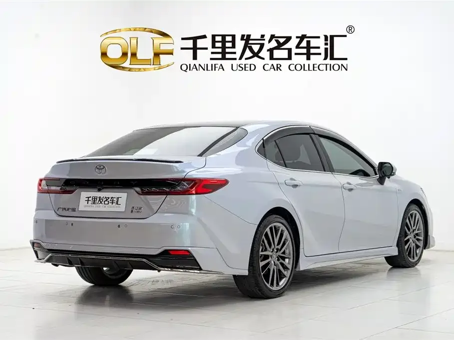Toyota Camry — фото 2