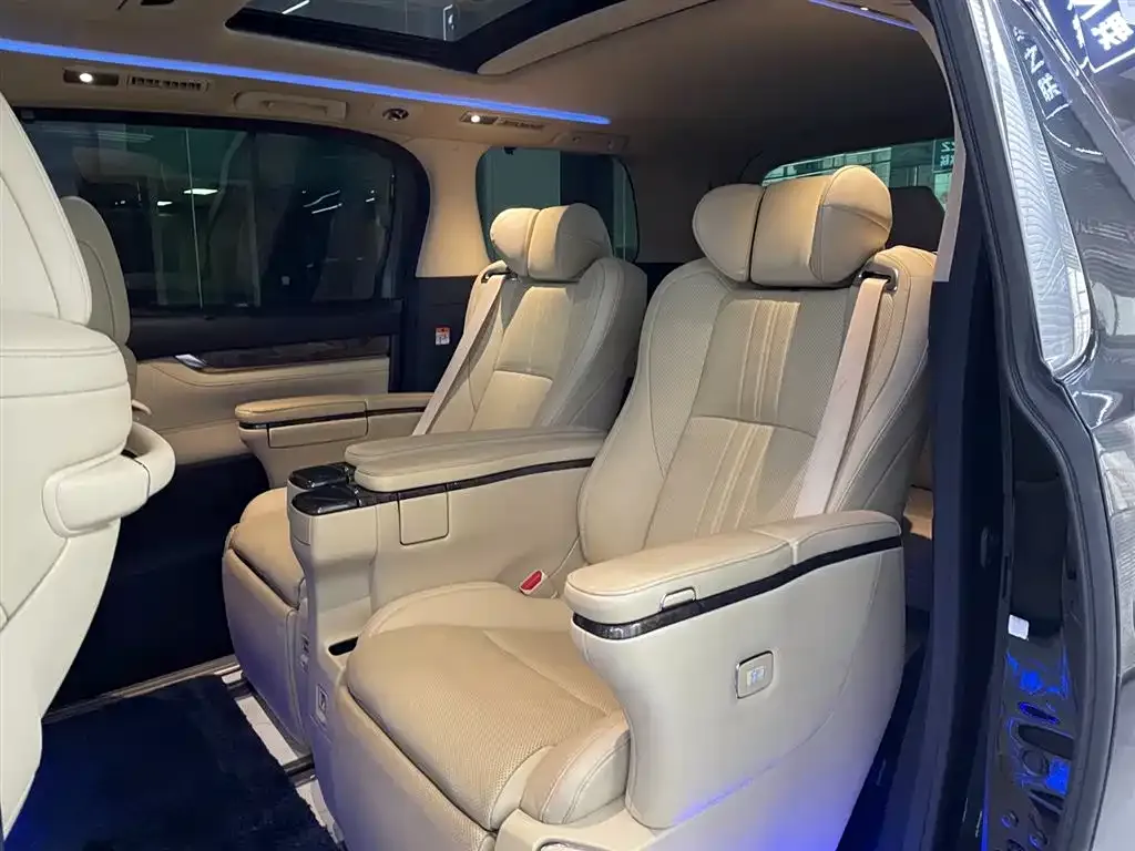 Toyota Vellfire 2023 из CN, фото 2