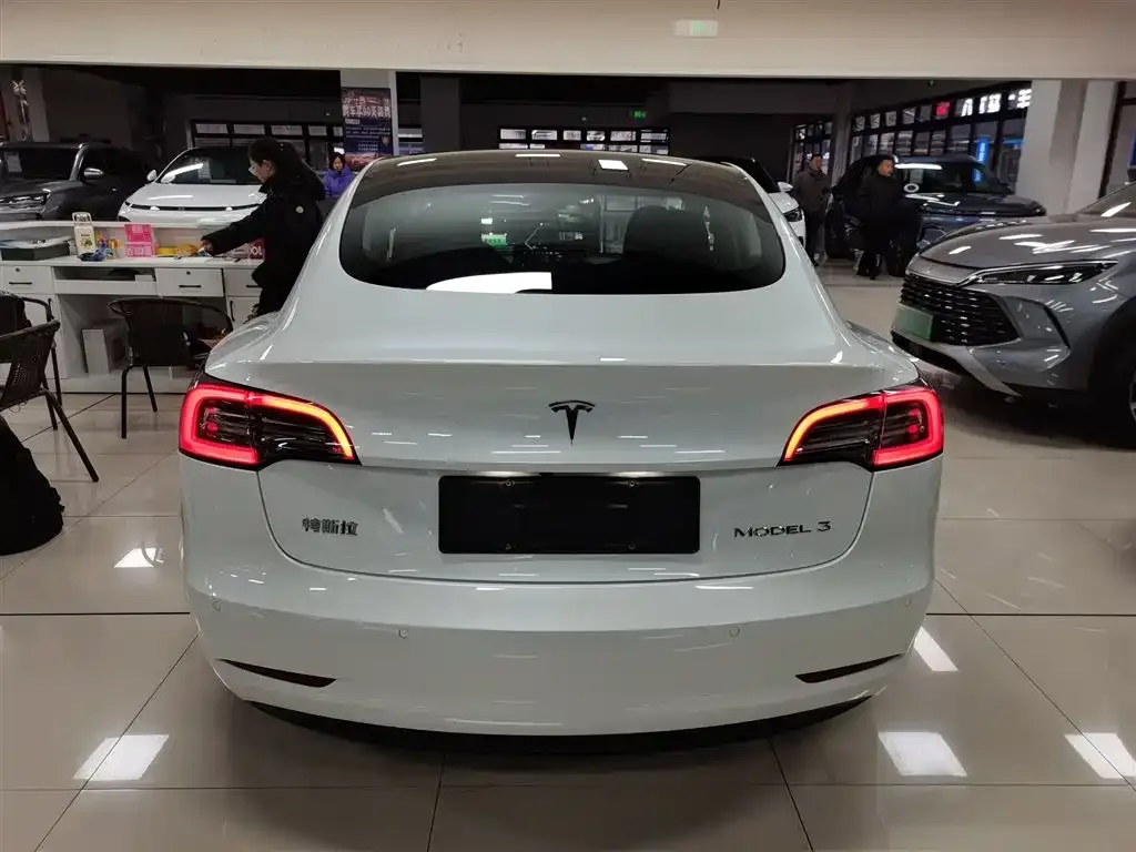 Tesla Model 3 — фото 4