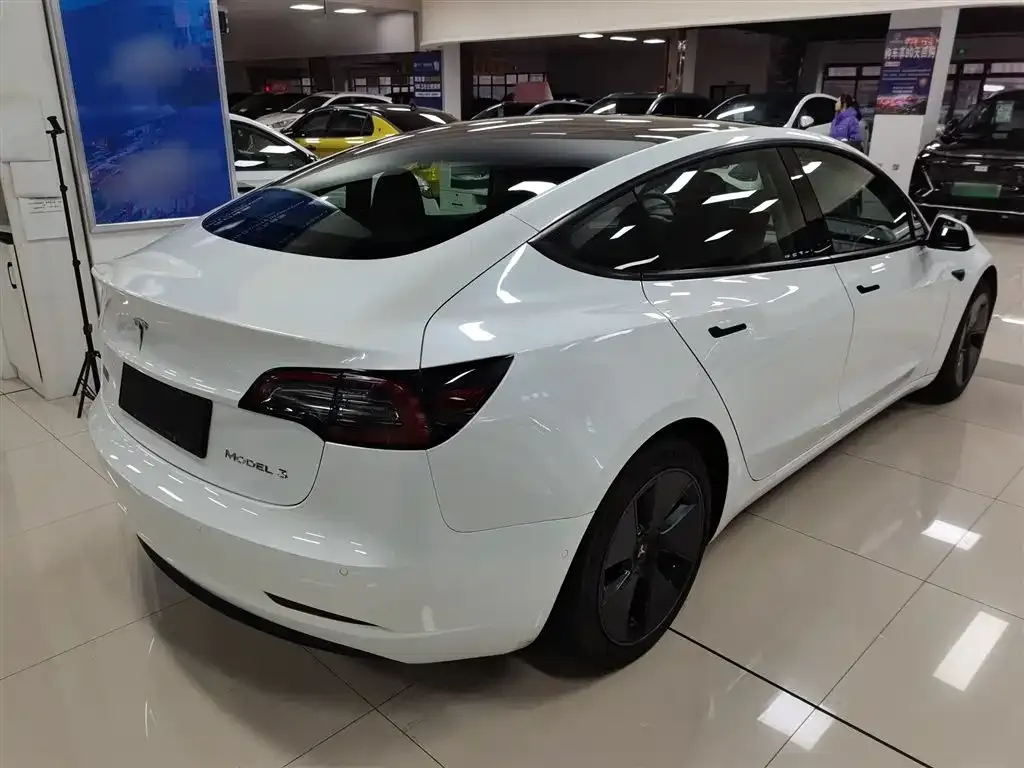 Tesla Model 3 — фото 10
