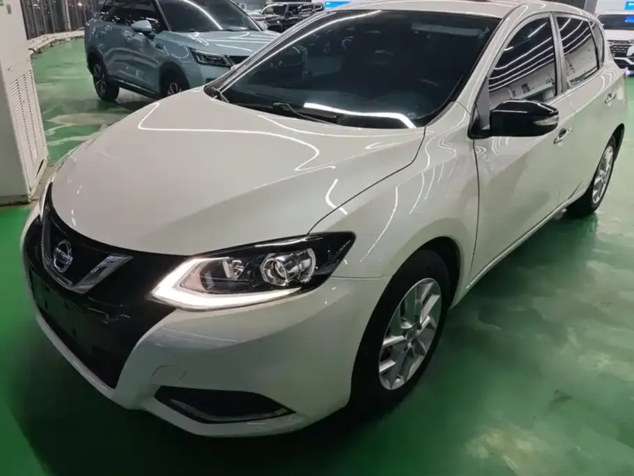 Nissan Tiida — фото 1
