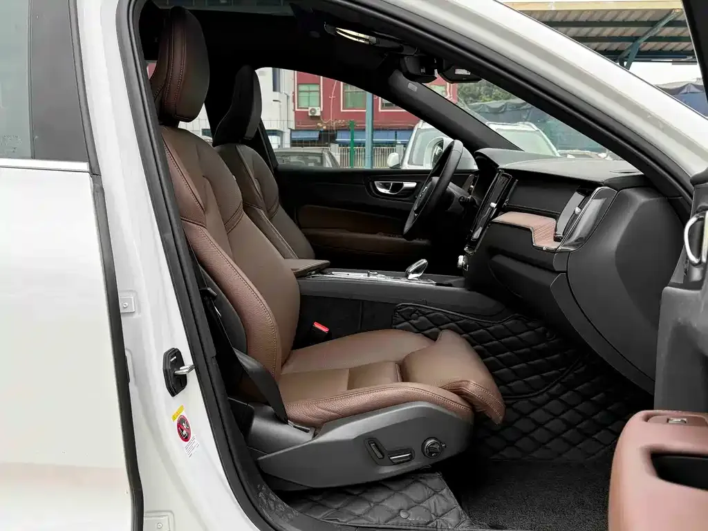 Volvo XC60 PHEV 2025 из CN, фото 4