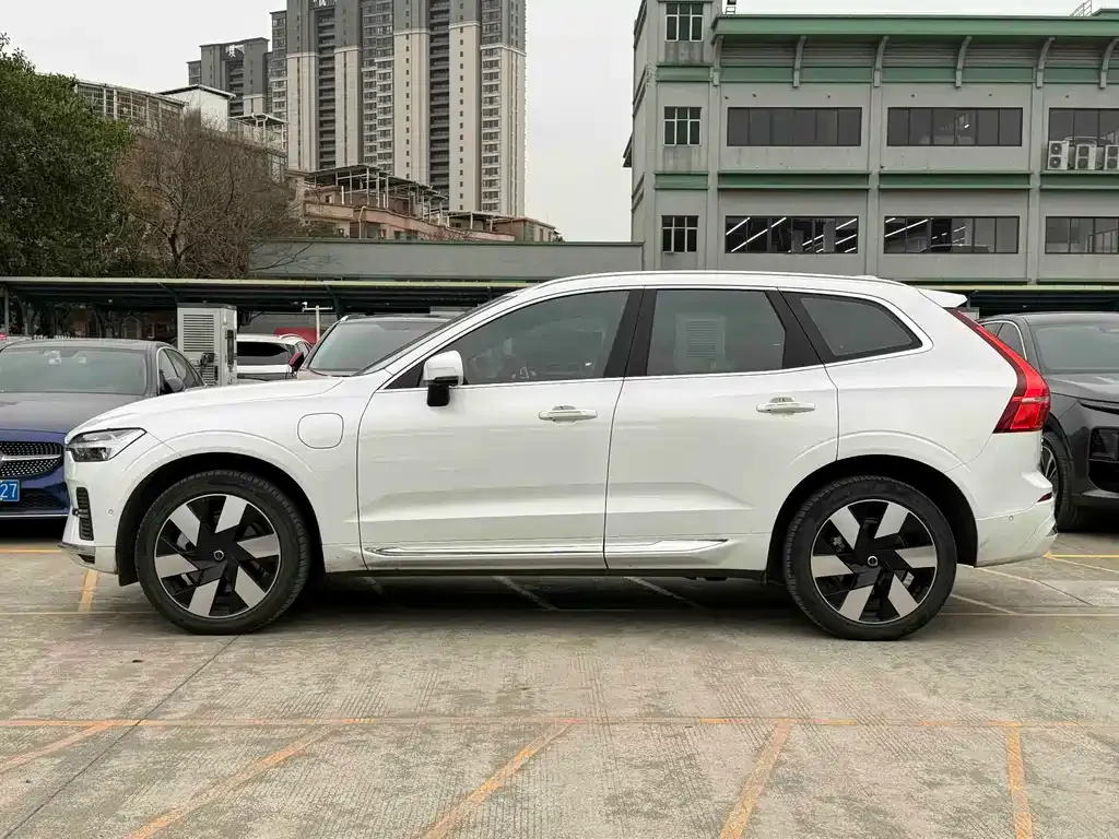 Volvo XC60 PHEV 2025 из CN, фото 3