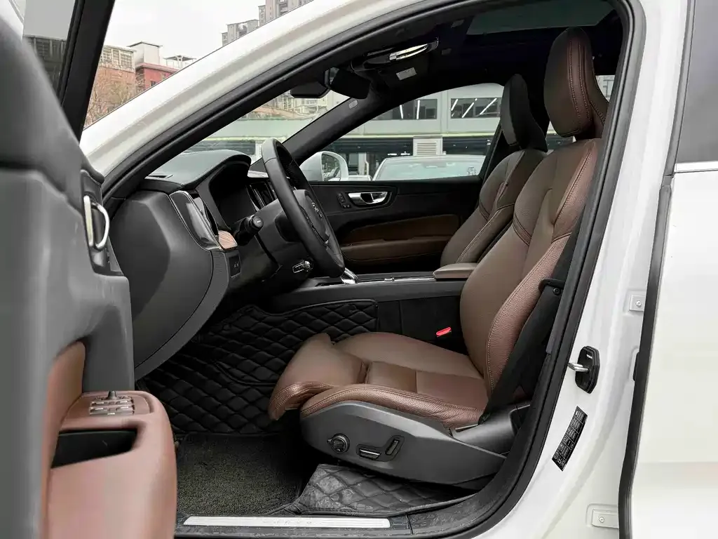 Volvo XC60 PHEV 2025 из CN, фото 8