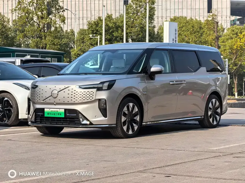 Volvo EM90 2024 из CN, фото 1