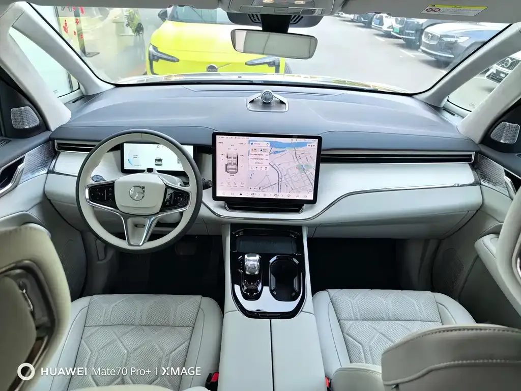 Volvo EM90 2024 из CN, фото 6