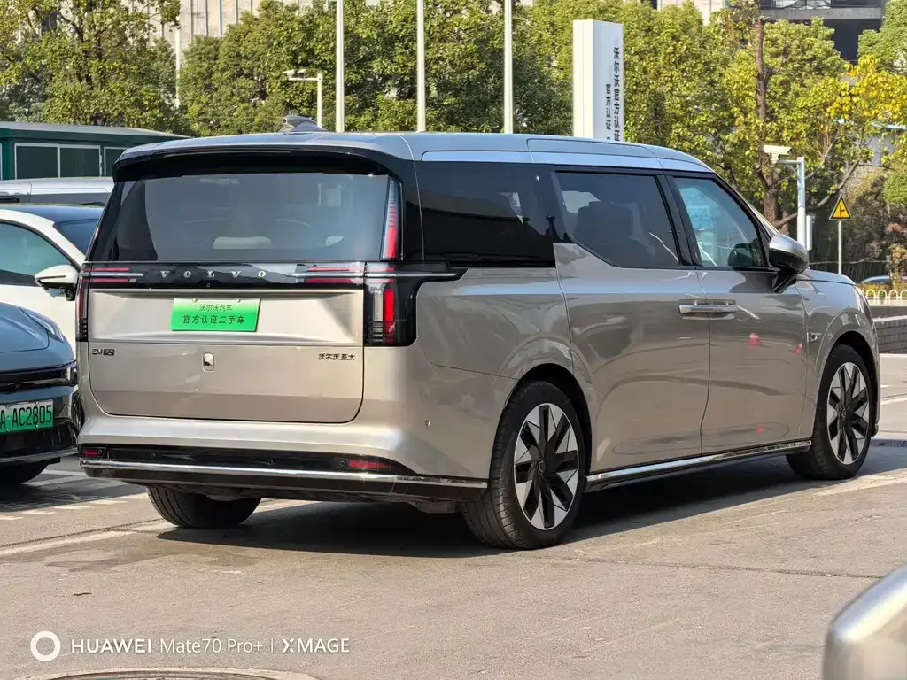 Volvo EM90 2024 из CN, фото 10