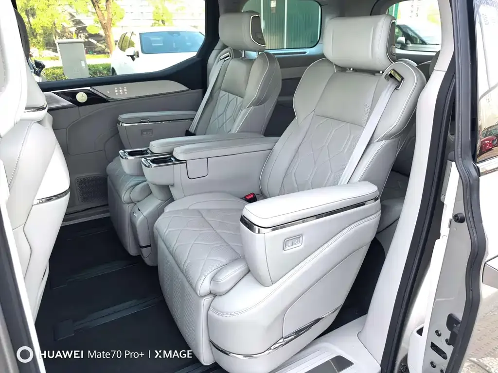 Volvo EM90 2024 из CN, фото 9
