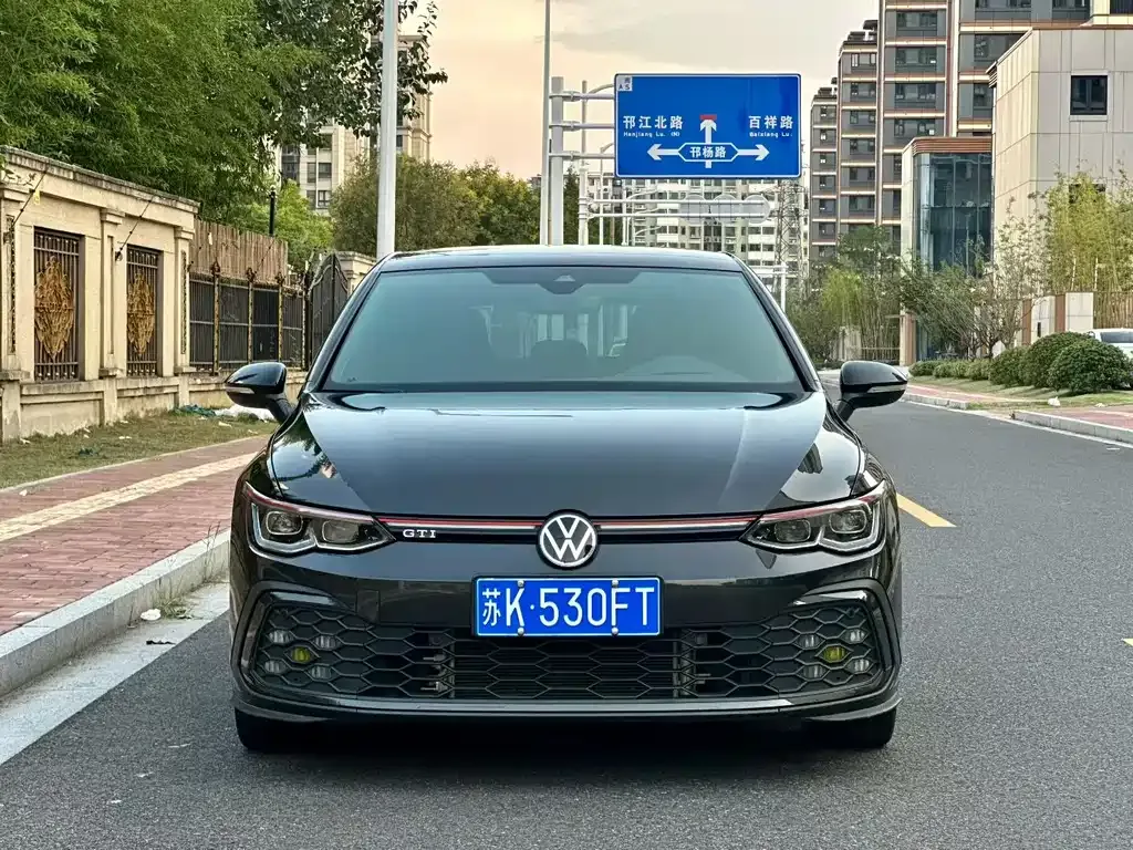 Volkswagen Golf GTI — фото 1