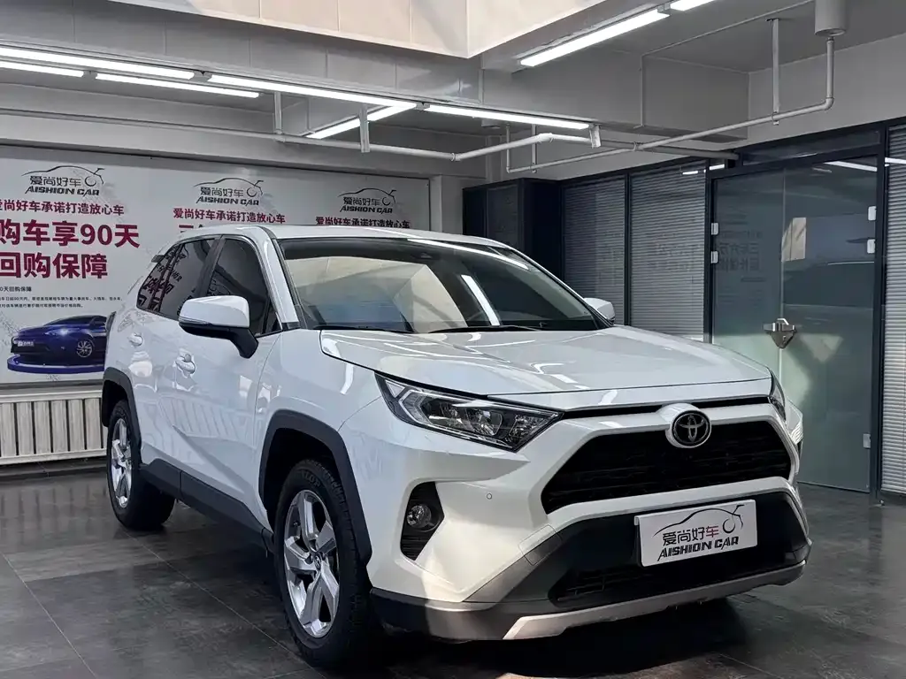 Toyota RAV4 — фото 7