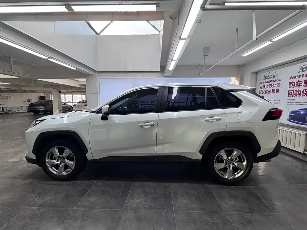 Toyota RAV4 — фото 9