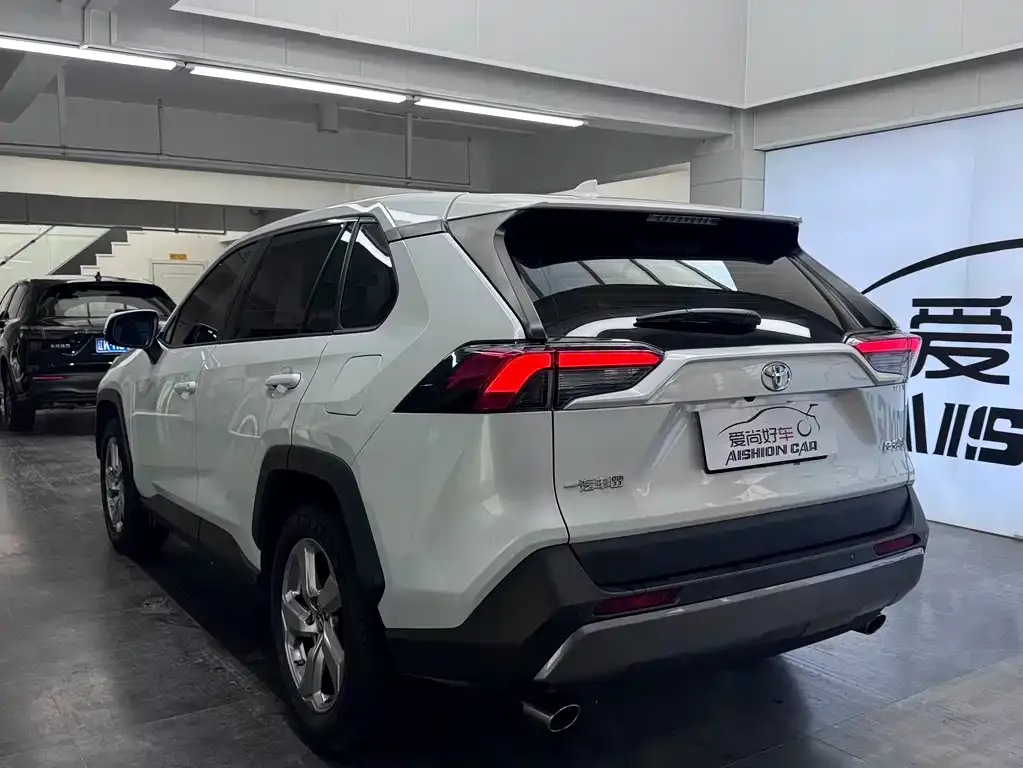 Toyota RAV4 — фото 3