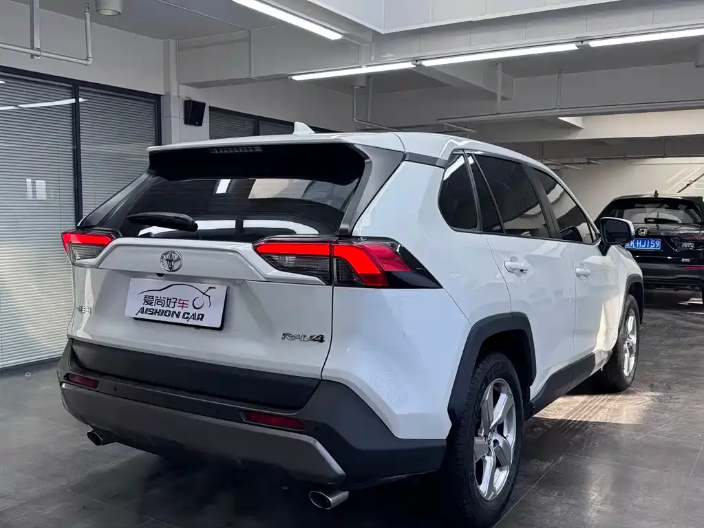 Toyota RAV4 — фото 6