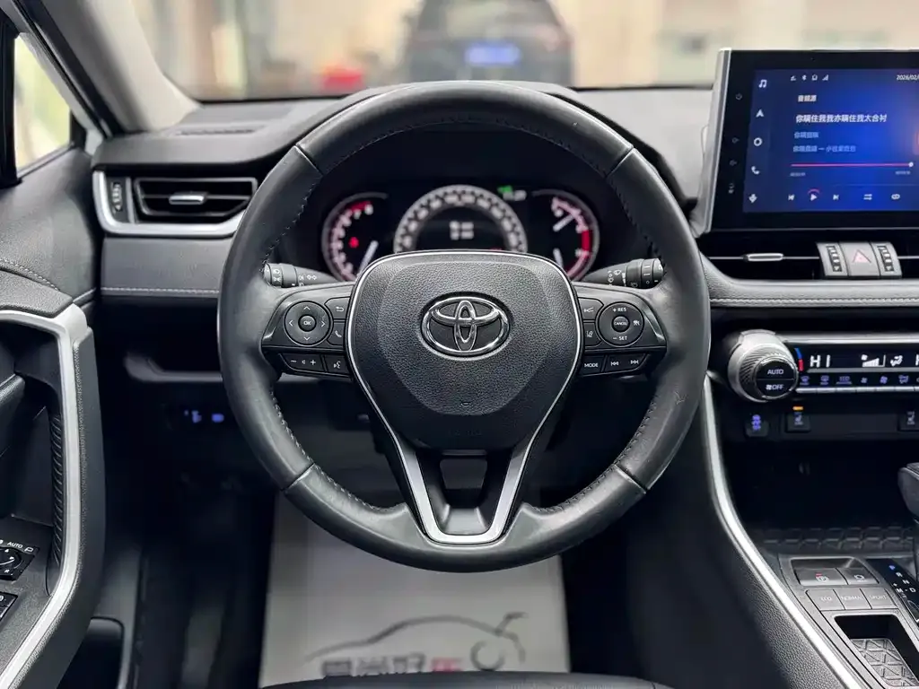 Toyota RAV4 — фото 8