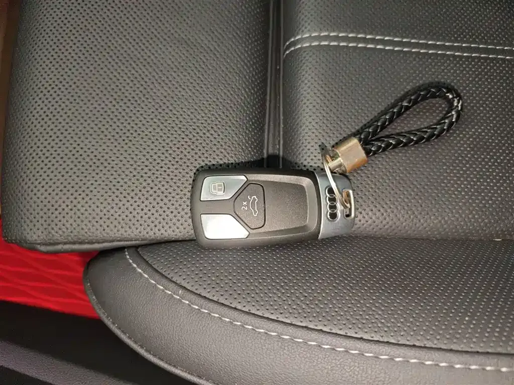 Audi A4L 2022 из CN, фото 8