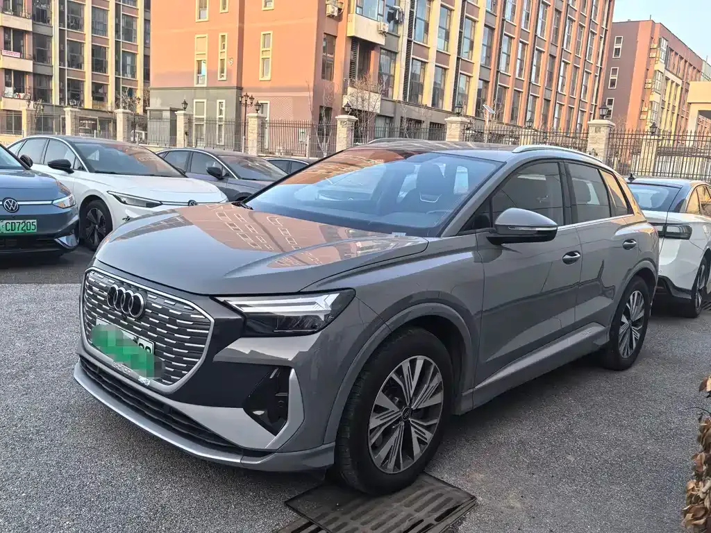 Audi Q4 e-tron — фото 1
