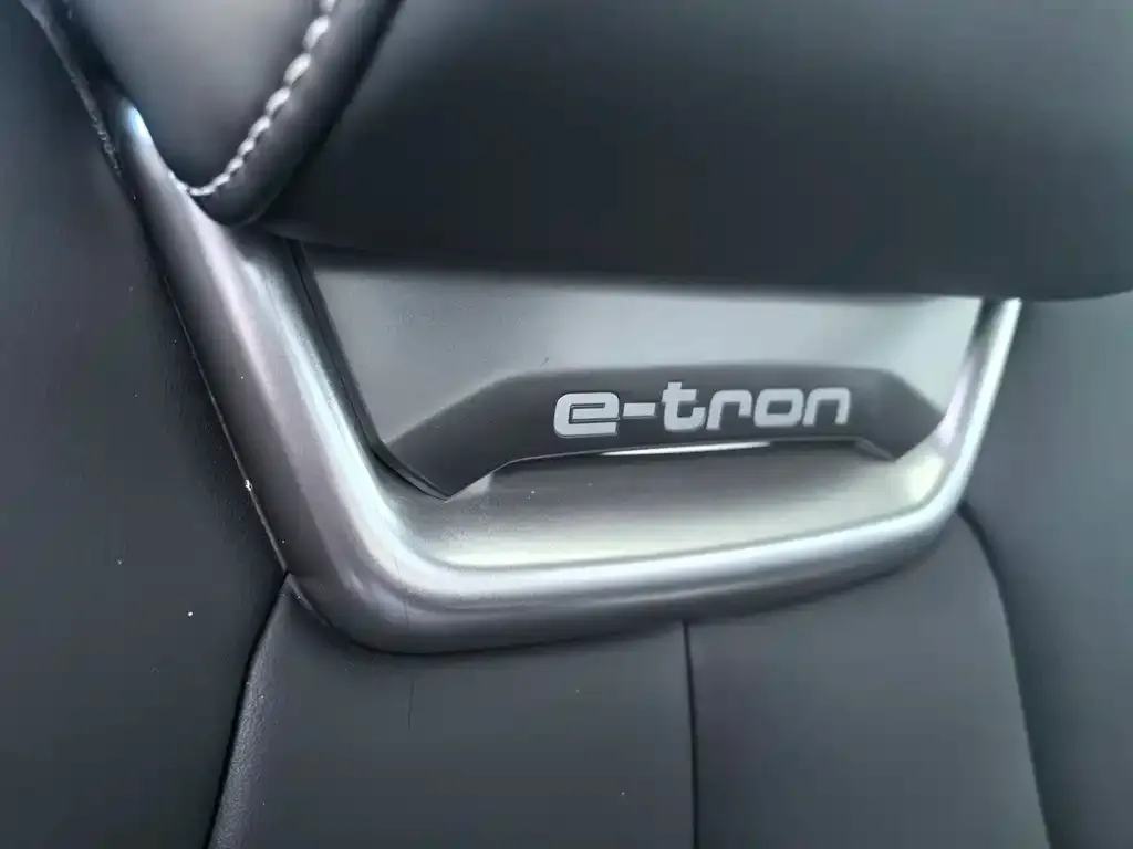 Audi Q4 e-tron — фото 3