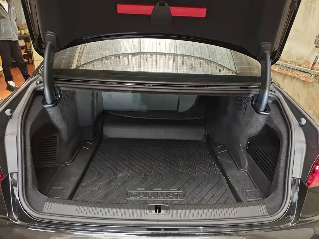 Audi A8 2022 из CN, фото 3