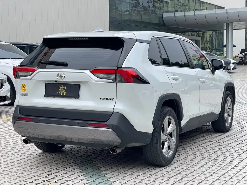 Toyota RAV4 2023 из CN, фото 2