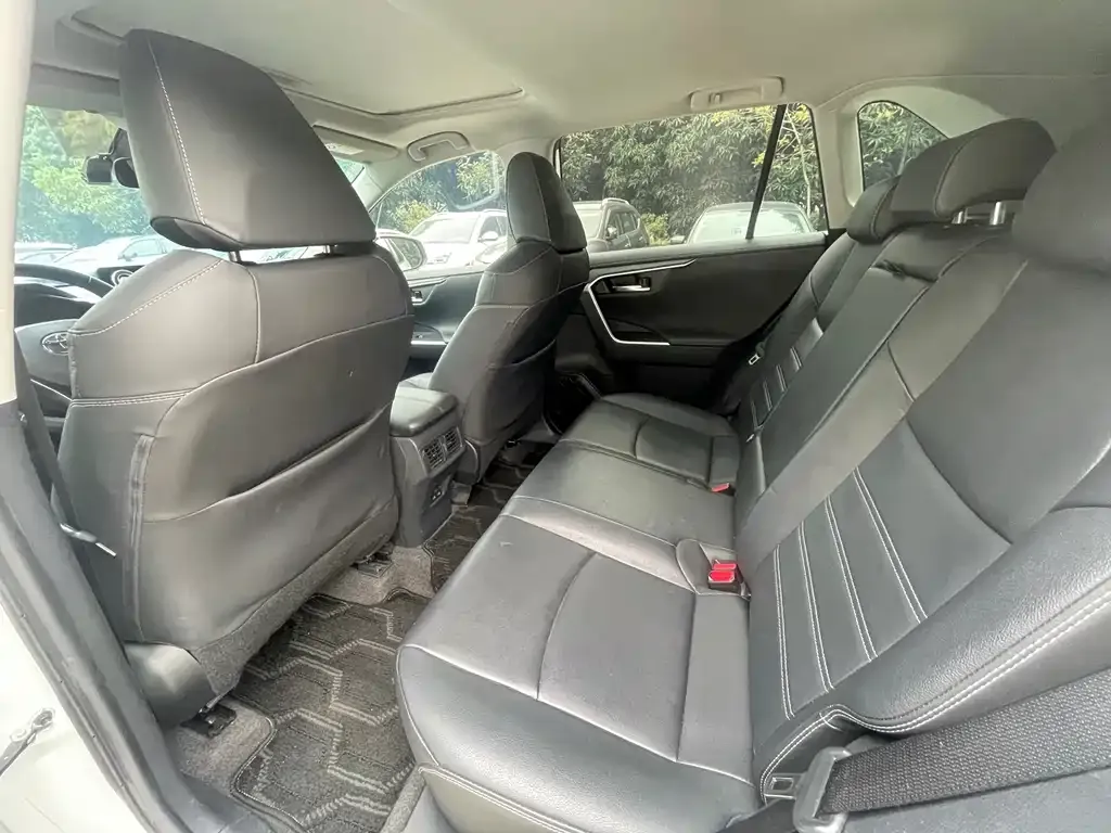 Toyota RAV4 2023 из CN, фото 4