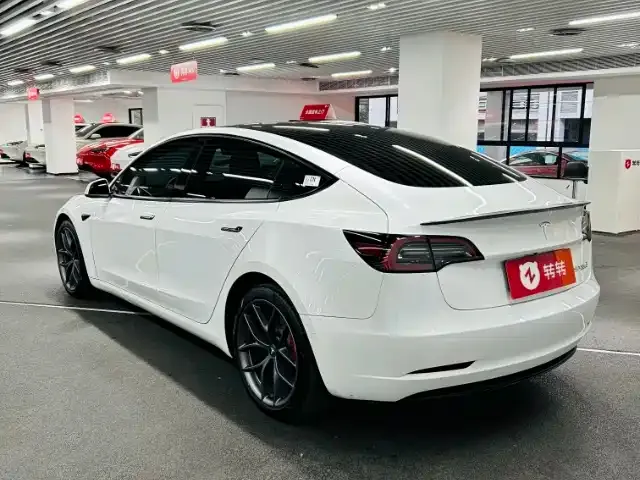 Tesla Model 3 — фото 10