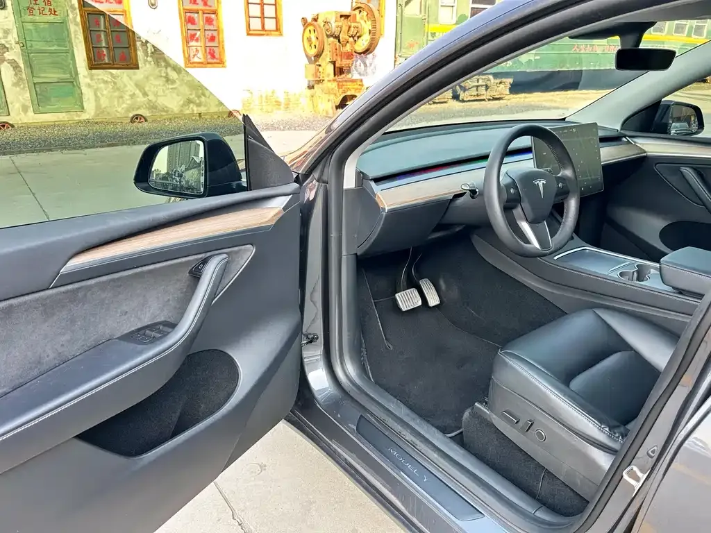 Tesla Model Y — фото 10