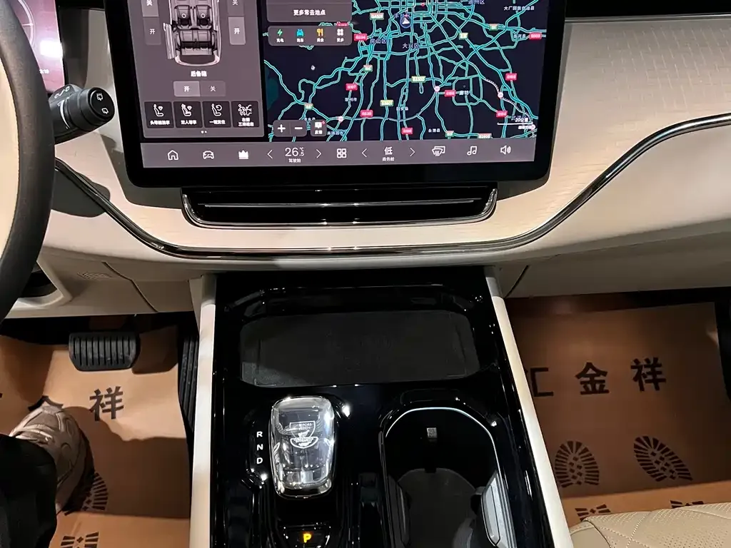 Volvo EM90 2025 из CN, фото 9