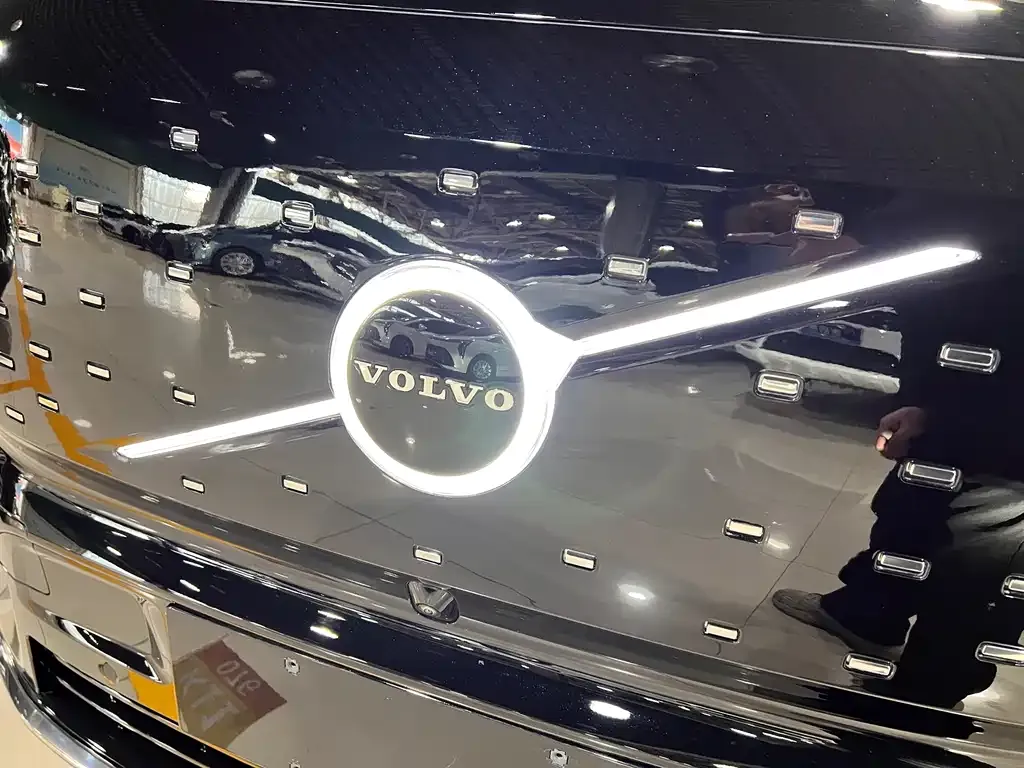 Volvo EM90 2025 из CN, фото 4